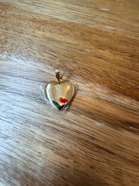Clare v Gold Heart Pendant NWT